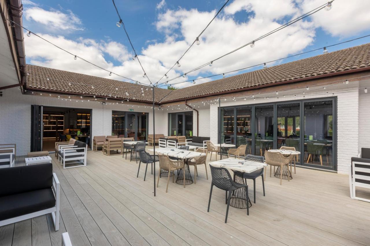 Holiday Inn Guildford By Ihg Exteriör bild