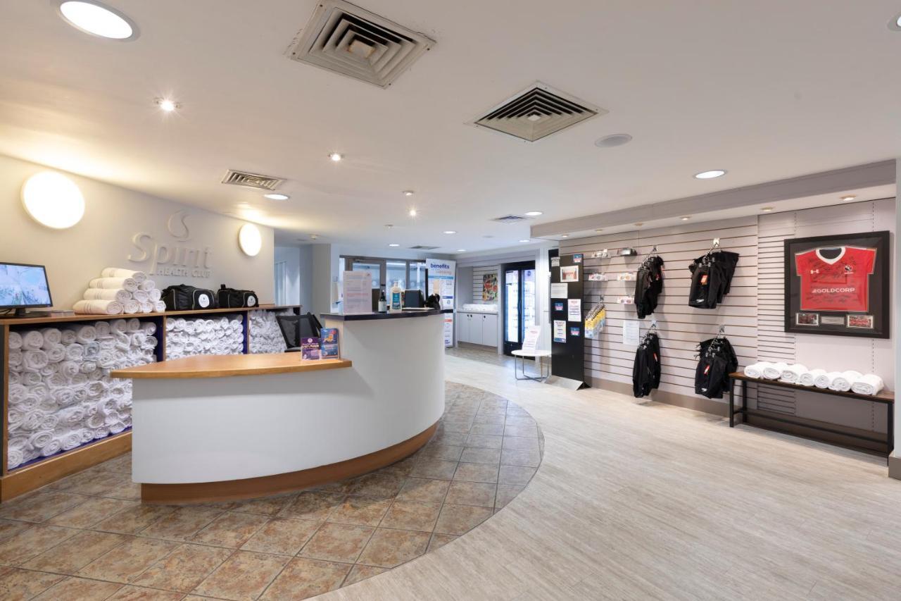 Holiday Inn Guildford By Ihg Exteriör bild