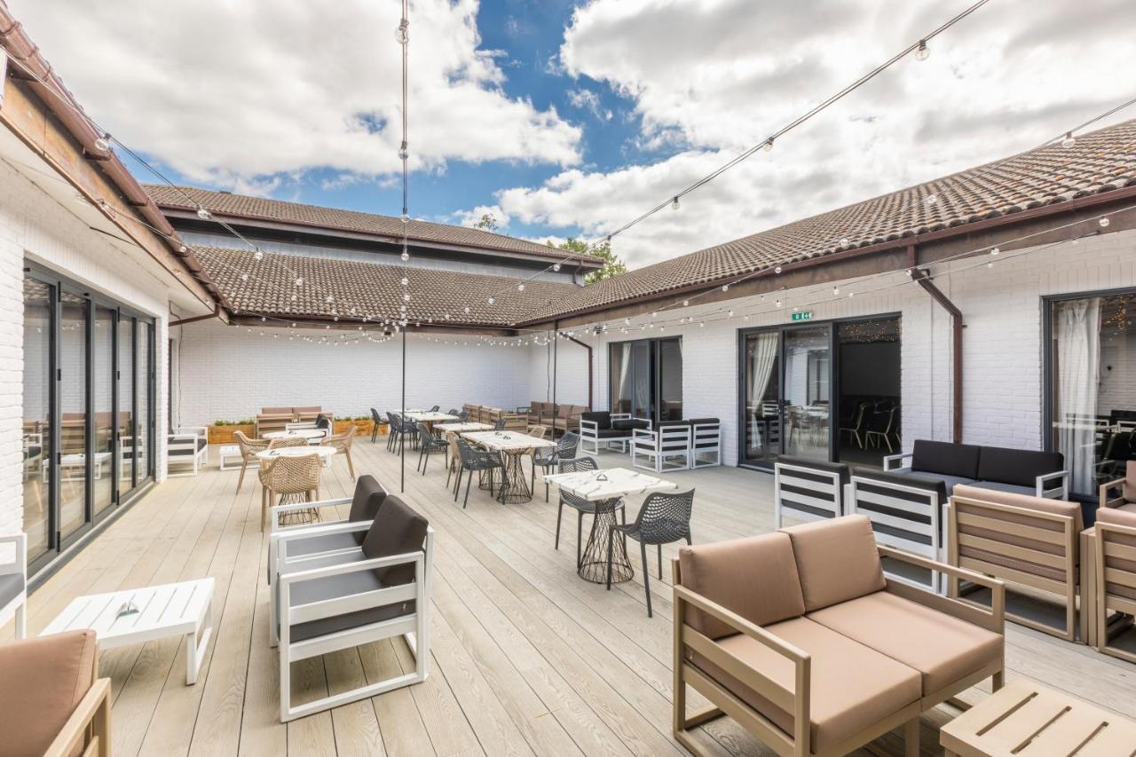 Holiday Inn Guildford By Ihg Exteriör bild