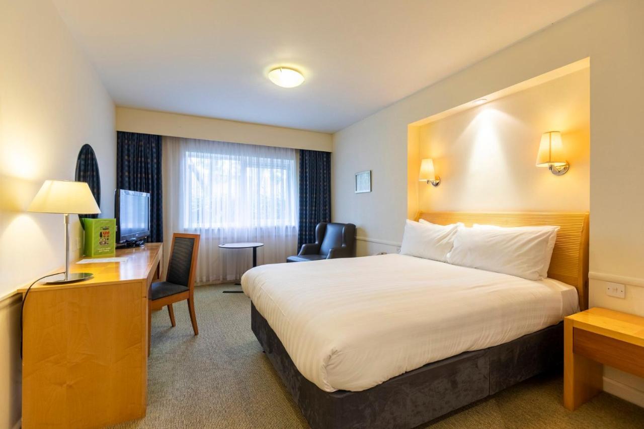 Holiday Inn Guildford By Ihg Exteriör bild