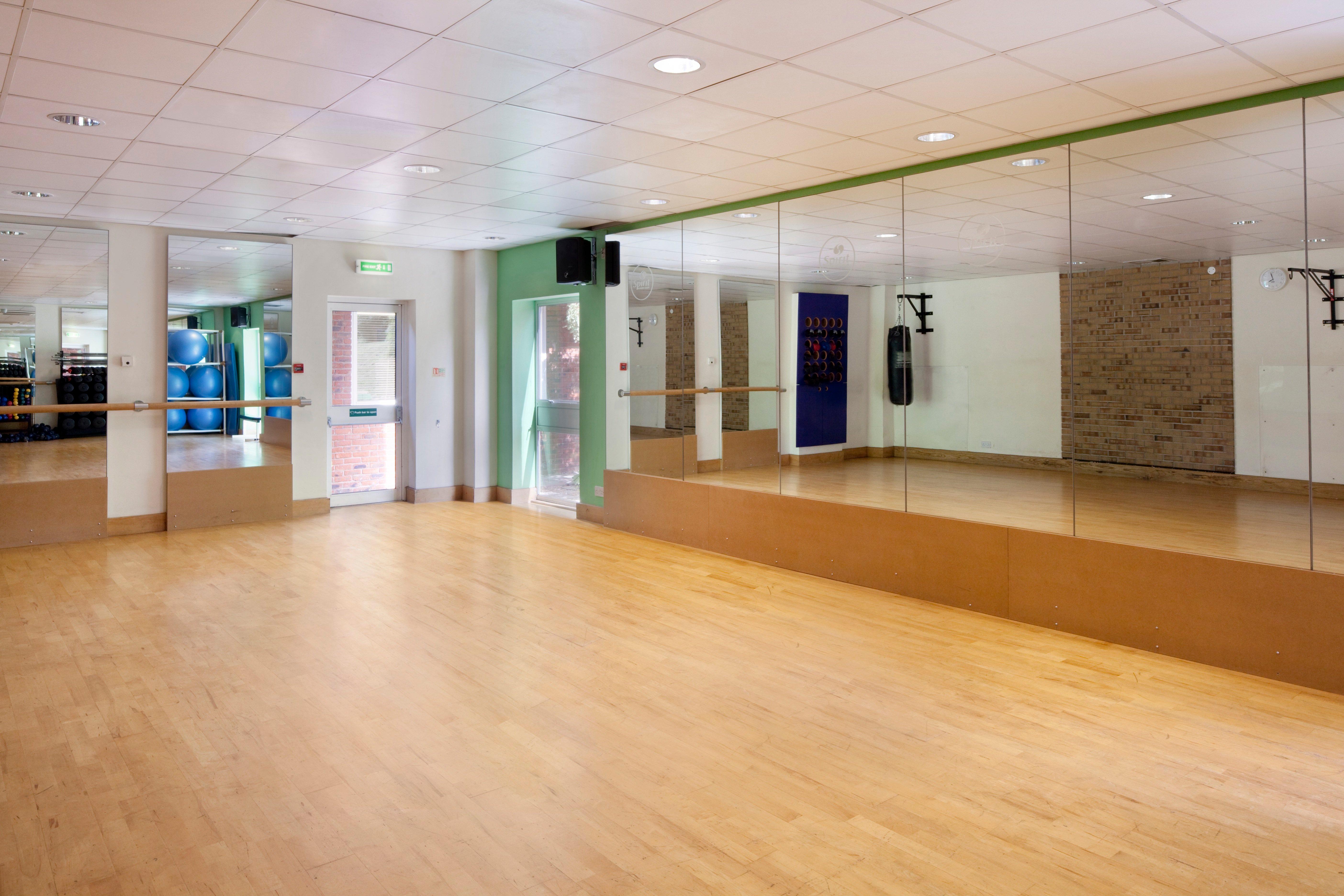 Holiday Inn Guildford By Ihg Exteriör bild