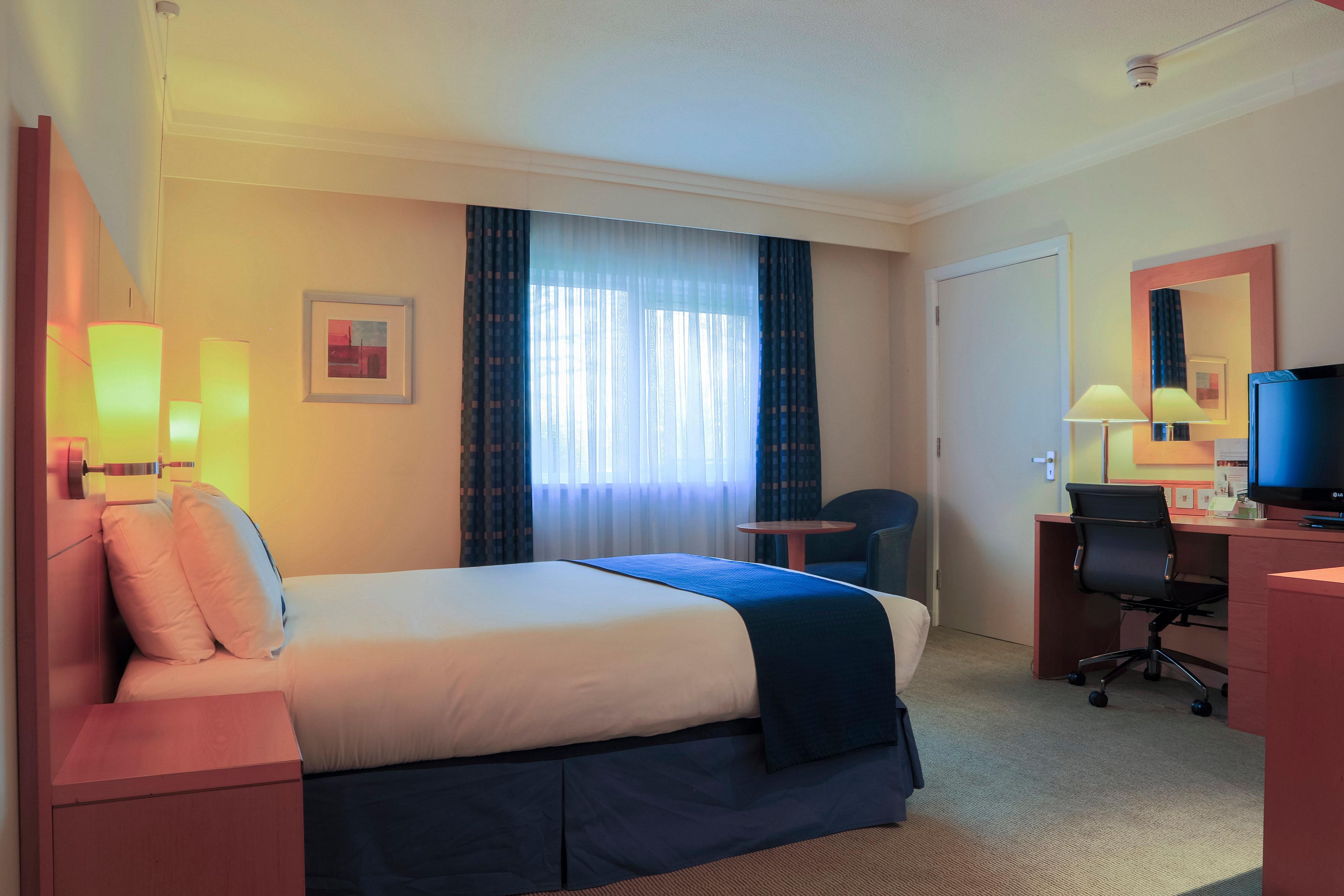 Holiday Inn Guildford By Ihg Exteriör bild