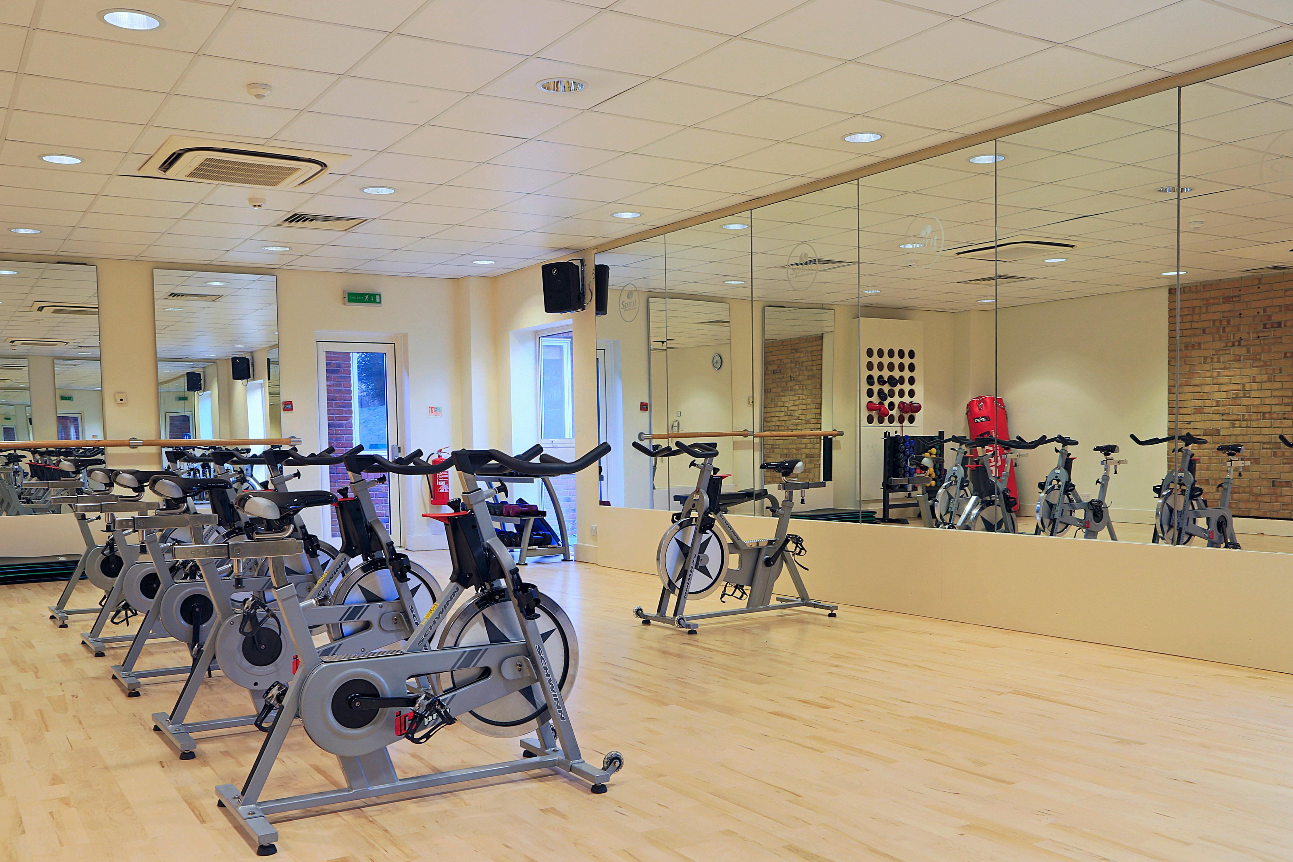 Holiday Inn Guildford By Ihg Exteriör bild