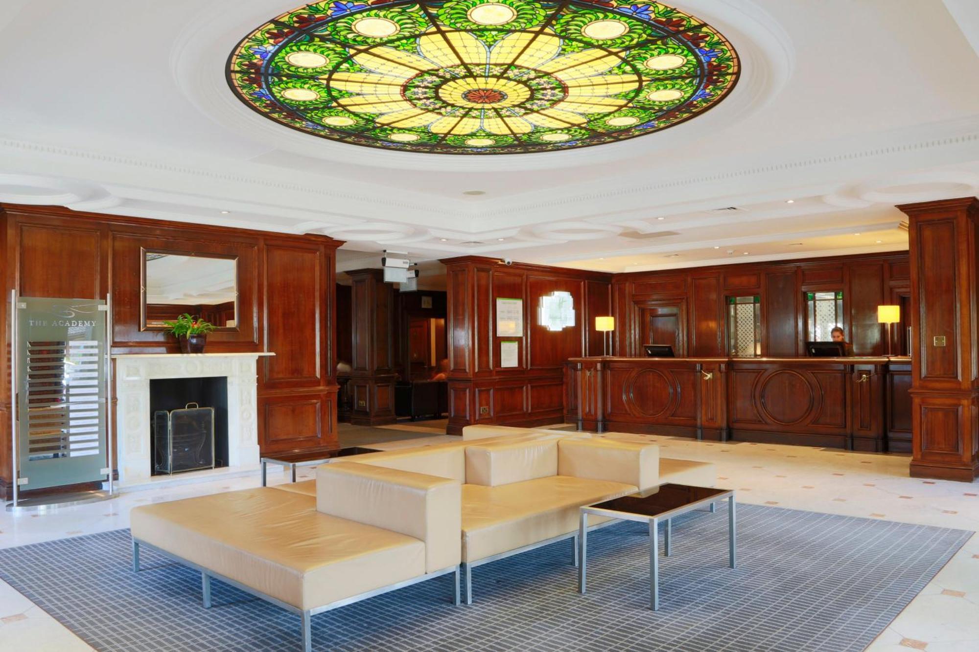 Holiday Inn Guildford By Ihg Exteriör bild