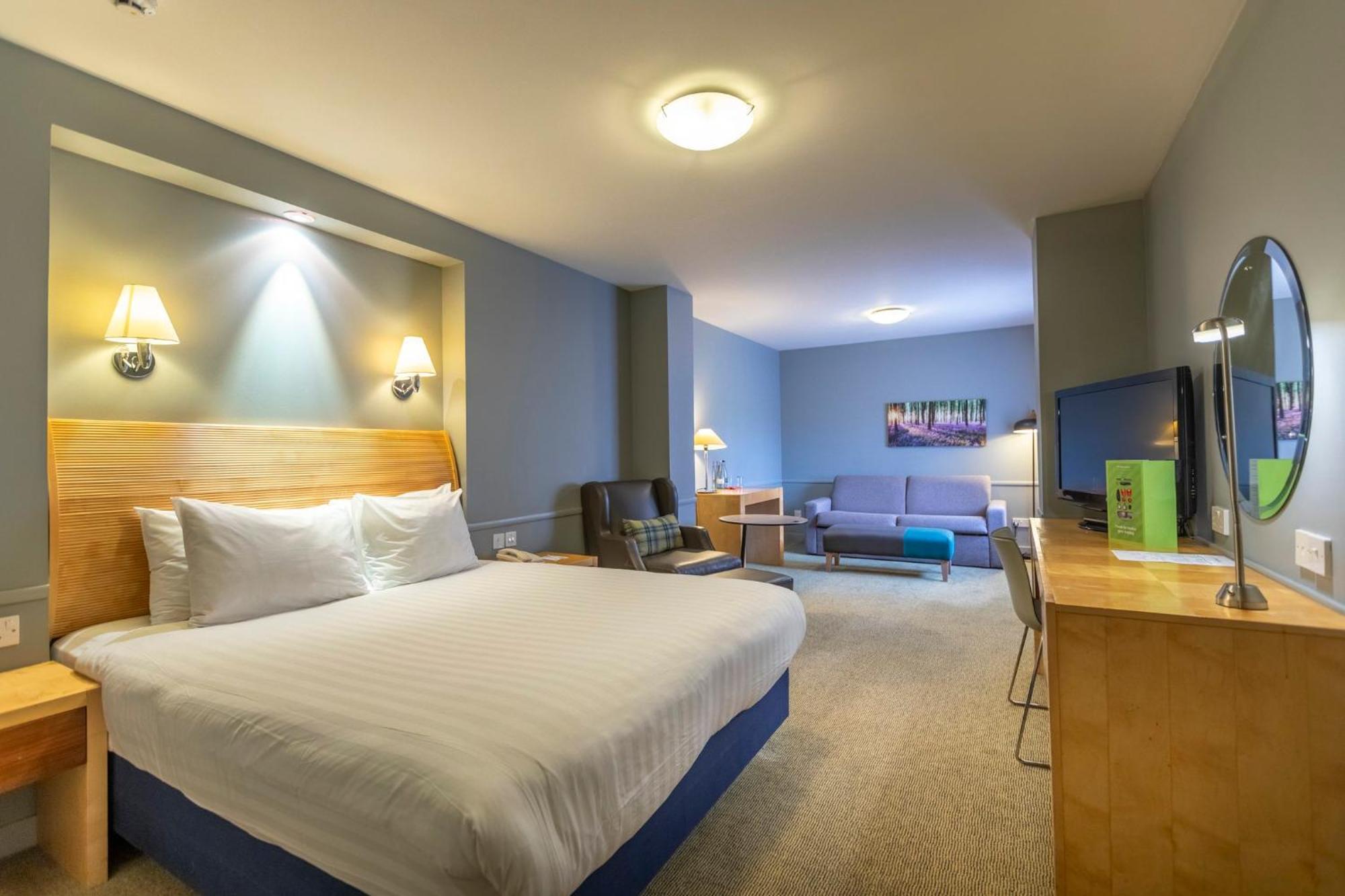 Holiday Inn Guildford By Ihg Exteriör bild