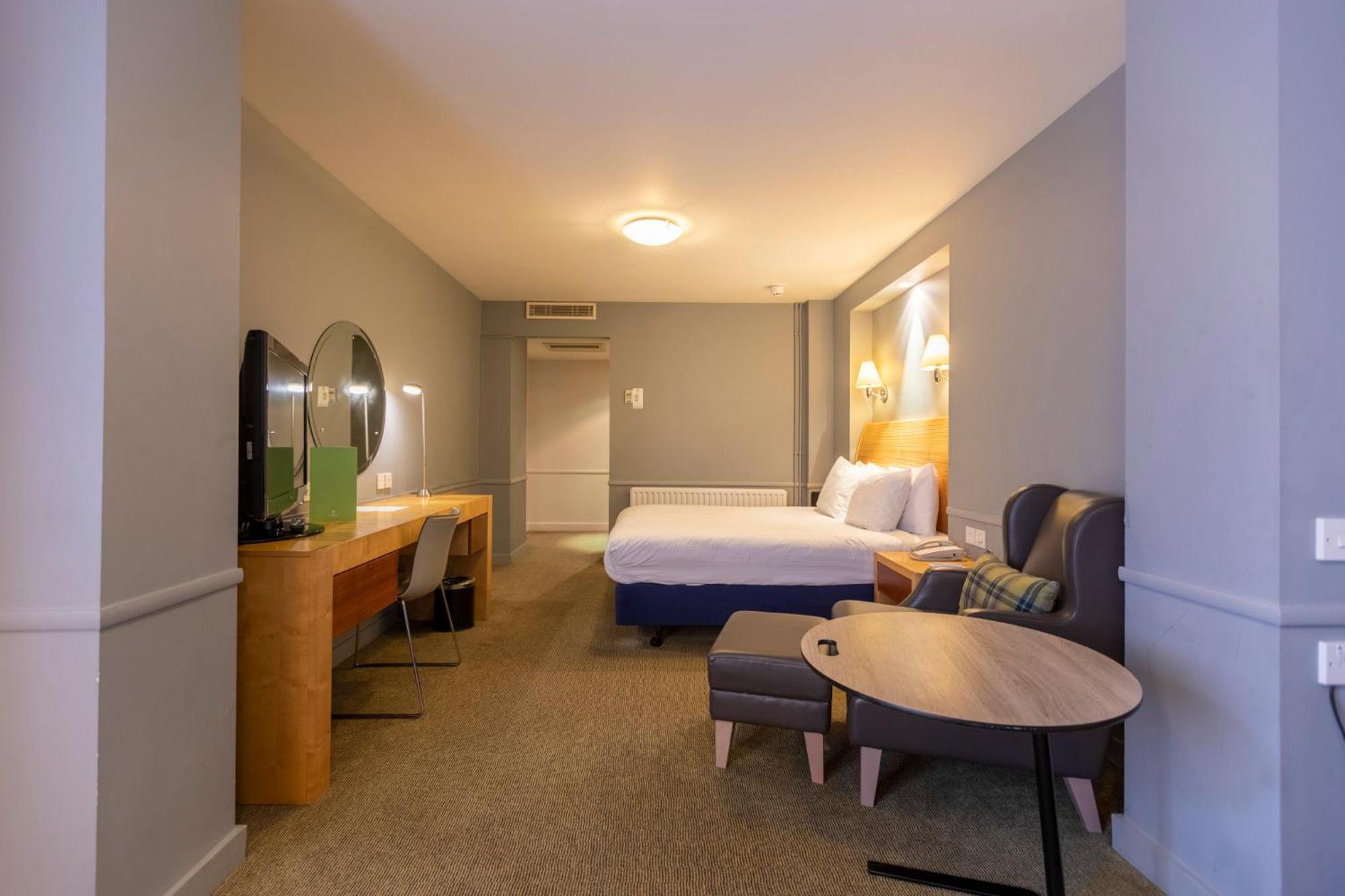 Holiday Inn Guildford By Ihg Exteriör bild