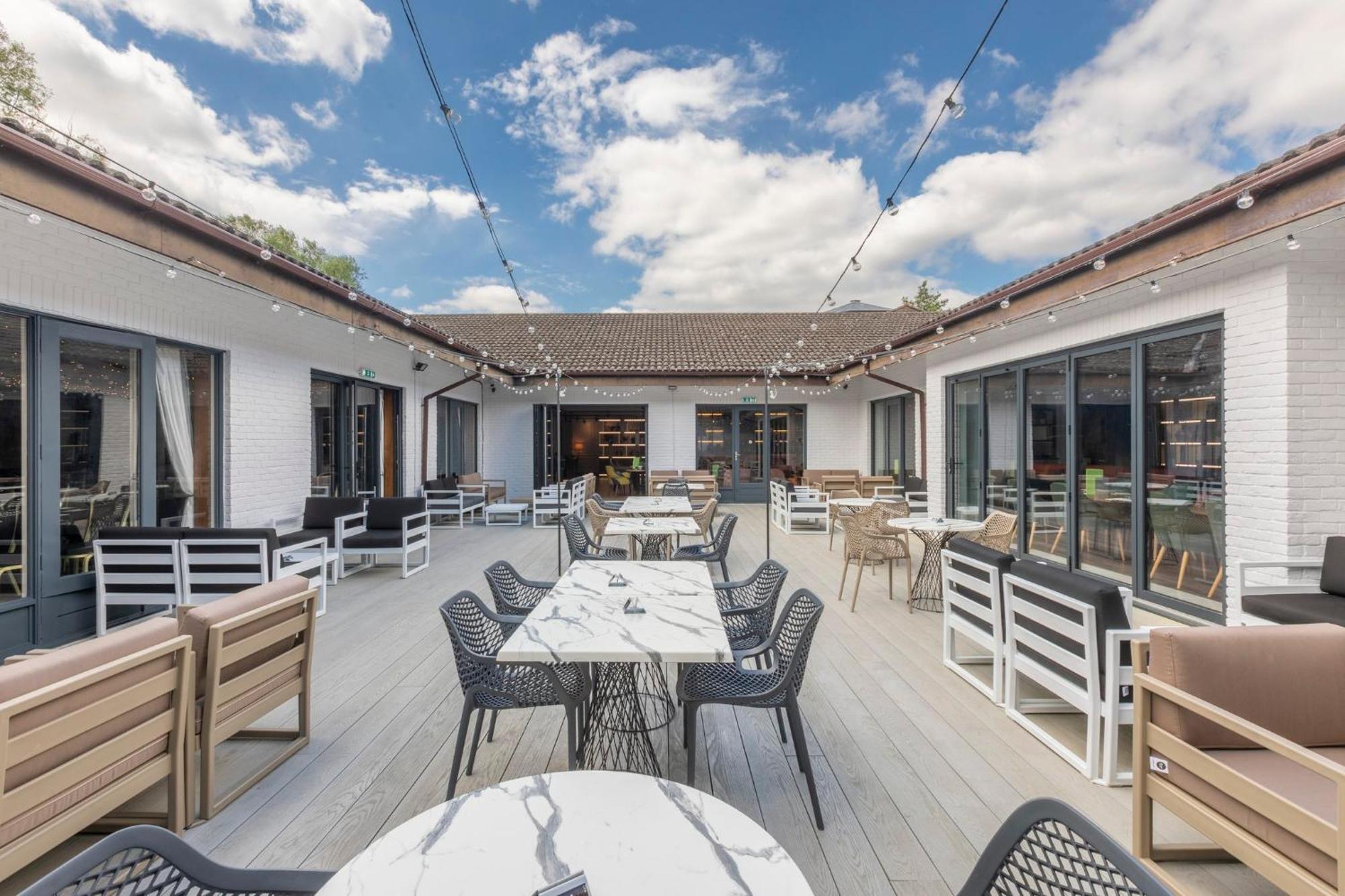 Holiday Inn Guildford By Ihg Exteriör bild