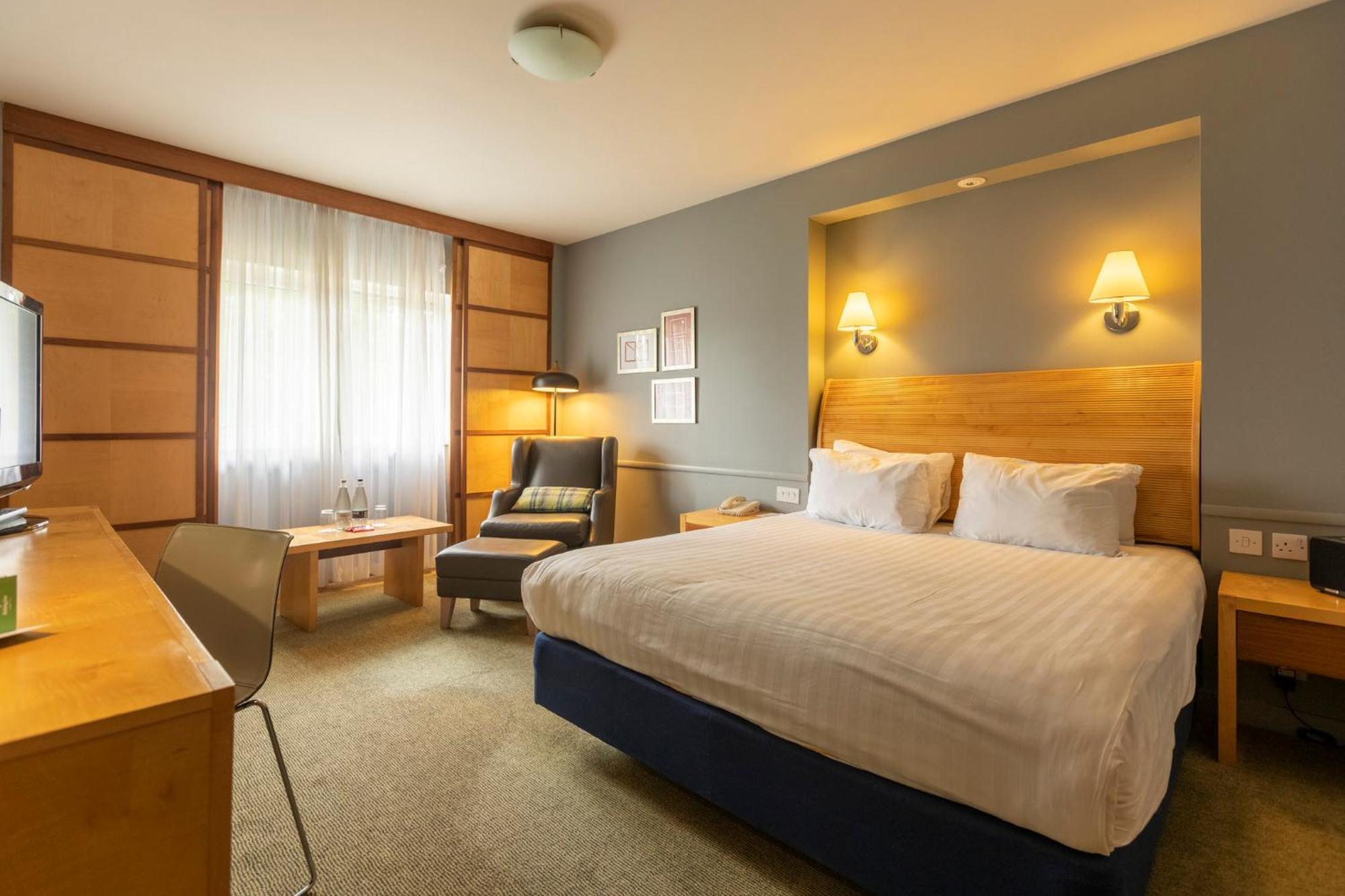 Holiday Inn Guildford By Ihg Exteriör bild